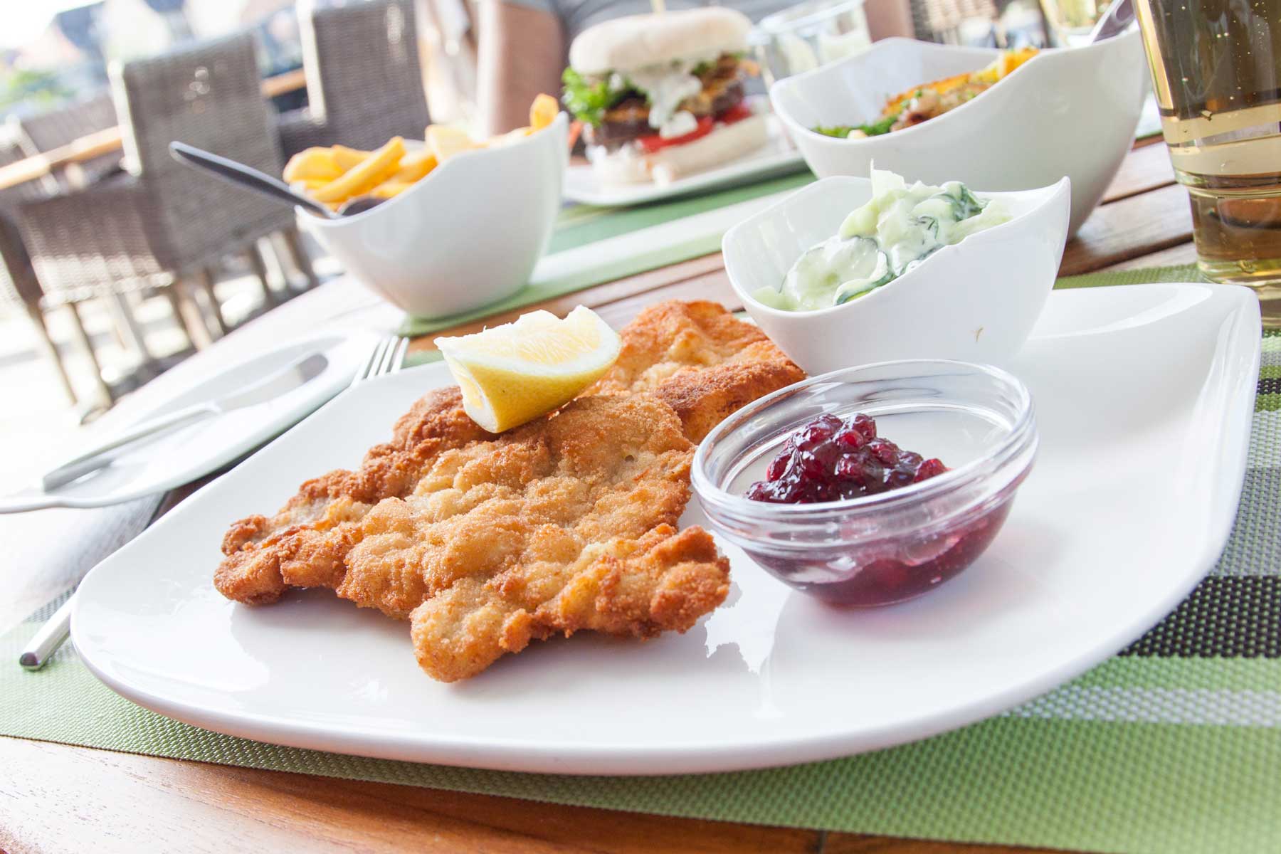 Wiener Schnitzel mit Zitrone und Preiselbeeren